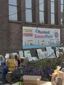 908999 Afbeelding van de rommelmarkt, georganiseerd door de Marekerk, in de kerk en op het Castellumplein te De Meern ...